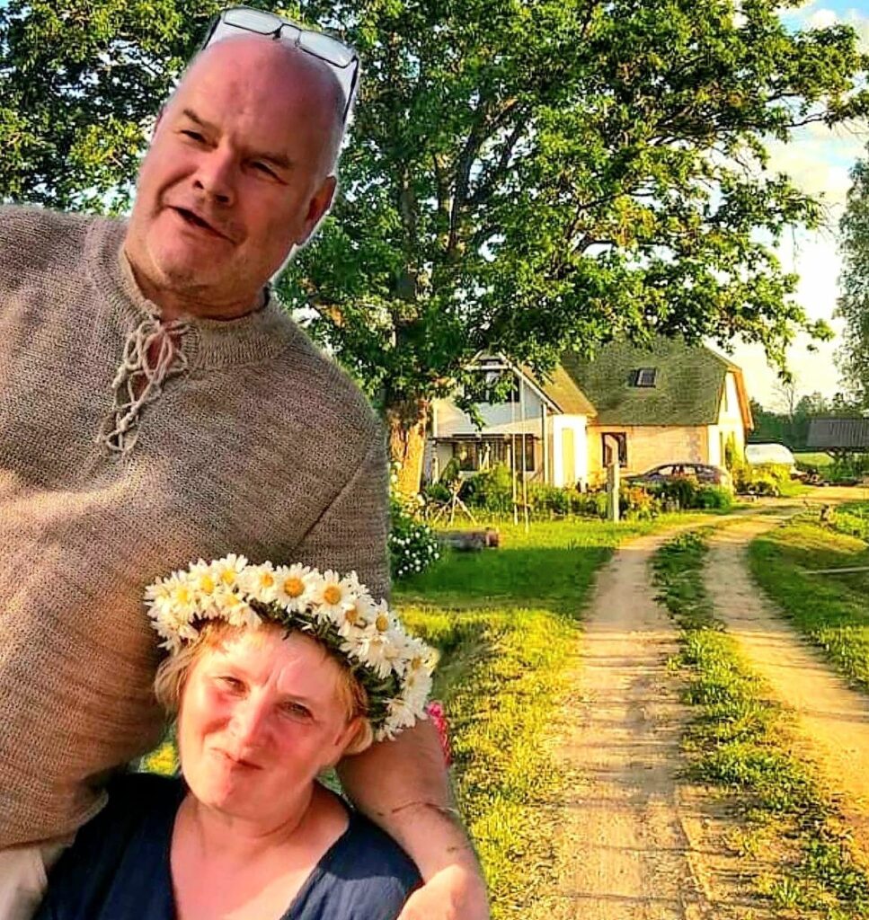 SIA “Laimasstrauti” saimnieki Varis Dedumets un Iveta Rieksta-Dedumeta ir pārliecināti, ka, saimniekojot pārdomāti un ar skaidru vīziju, pat dažos hektāros zemes var izaudzēt visu gan savām vajadzībām, gan realizācijai. 