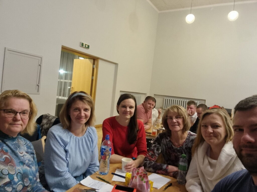 Par erudīcijas spēles 'Apslēptās zināšanas' 2. kārtas uzvarētājiem šajā reizē kļuva komanda 'Atkal kopā!' no Mēriem, kuriem uzvarēt palīdzēja gan saliedētības gars, gan zināšanas.
Autors: Foto: No personīgā arhīva