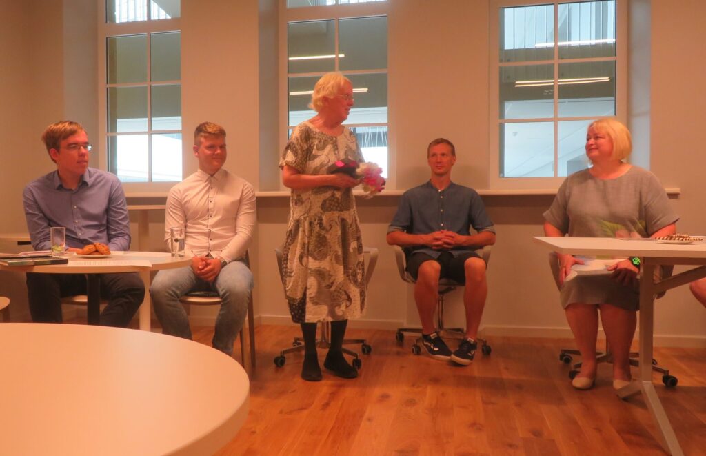 Pirms pāris nedēļām Ieva Zadiņu viesojās Smiltenes vidusskolā, kur kopā ar “Zadiņu” saimniecības pārstāvjiem iepazīstināja ar lauku sētas vēsturi (kas ir viena no vecākajām Launkalnes sētām) un nākotnes vīziju. Tikšanās aizvadīta uz pozitīvas nots, ar atmiņu stāstiem, jauku kopā sanākšanu un tikšanos gan ar skolas vadību, gan citiem
interesentiem.