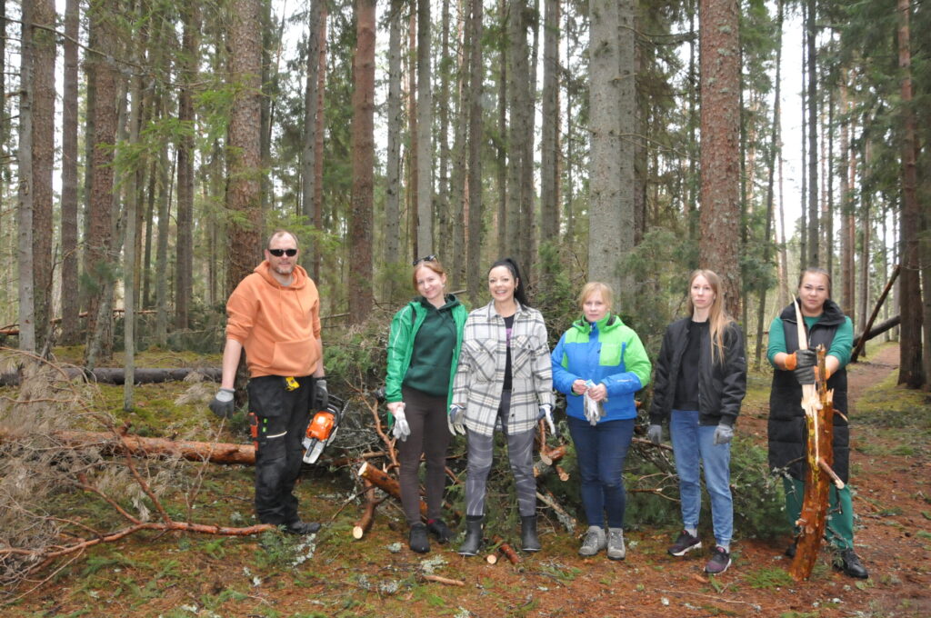 Valkas novada pašvaldības priekšsēdētāja Gita Avote (trešā no kreisās) kopā ar domes deputātu Juri Žuroviču, elektronisko plašsaziņas līdzekļu speciālisti Daci Pūci, sekretāri Andru Everti, Pilsētas teritorijas apsaimniekošanas nodaļas labiekārtošanas darbu vadītāju – dārznieci Daci Kaņepi un valcēnieti Sintiju Laursoni Mežaparka teritorijā pie Sarkanajām klintīm no koku zariem atbrīvoja pastaigu takas.