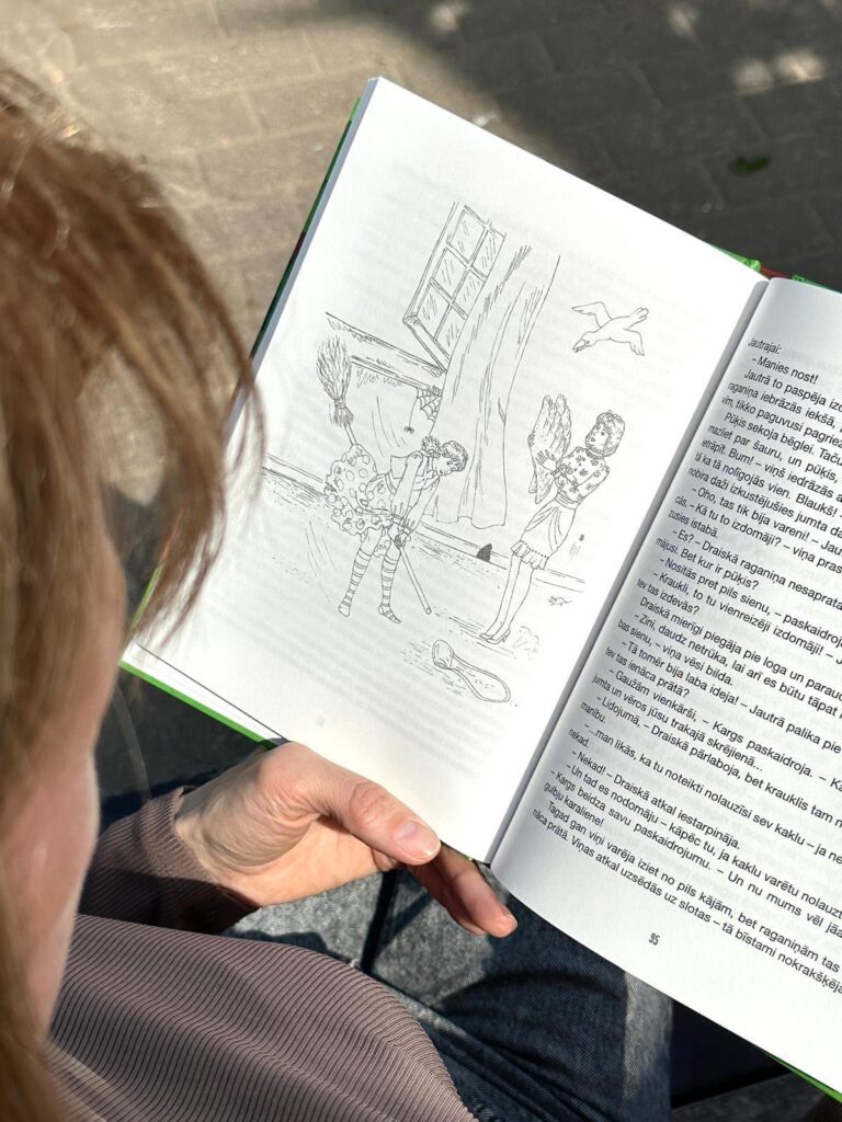 Jaunās bērnu grāmatas “Draiskās raganiņas piedzīvojumi” autores – Evija un Ilona Kondrātes – katra ir sarakstījusi četras nodaļas, kuras pašas arī ilustrējušas ar melnbaltiem zīmējumiem. Tas darīts ar mērķi, lai mazie lasītāji grāmatu var ne tikai izlasīt, bet paši šos zīmējumus arī izkrāsot.