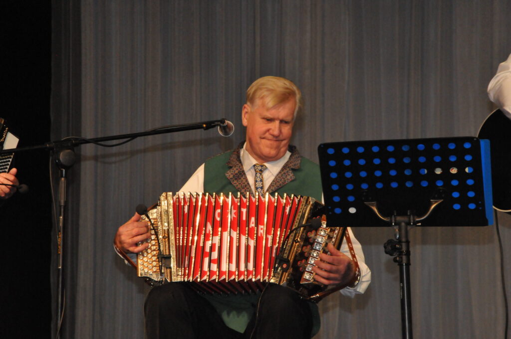 Igauņu ermoņiku meistars Heino Tartes savu aroda prasmi nodevis arī latviešu meistariem.