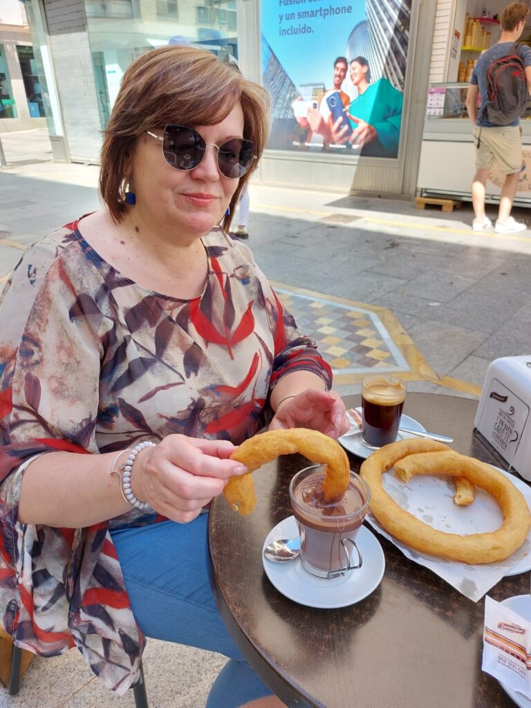 Čurros ir eļļā vārīts cepums, ko spāņi ēd brokastīs, mērcot šokolādē. Gardi, ja tikko cepti un mīkla plāna.