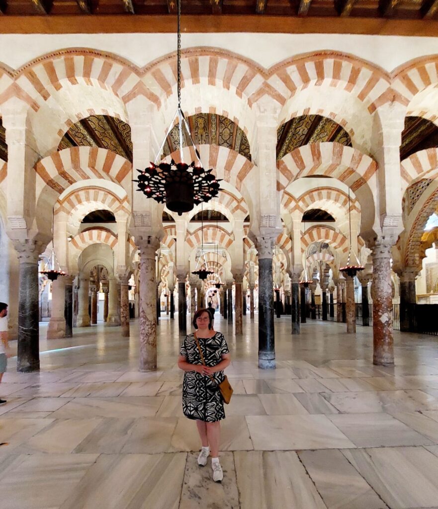 Meskita (Mezquita) – mošeja Kordovā, kas ar savu greznumu vilina tūristus, celta uz romiešu tempļa drupām. Katedrāle mauru laikos simbolizēja islāma varenību Ibērijas pussalā. Mošejas griestus balsta vairāk nekā 850 granīta, jašmas un marmora kolonnas.