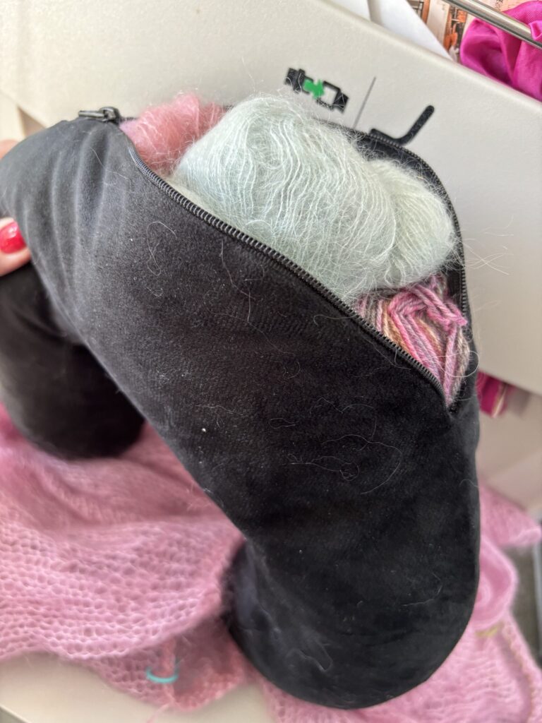 Dziju ērti var pārvadāt ceļotāja spilventiņā, kurā satilpst ap 700 gramiem dzijas.