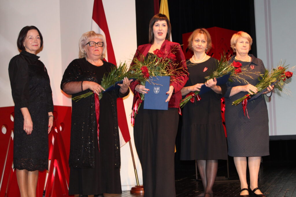 Smiltenes novada domes priekšsēdētājas Astrīdas Harju (pirmā no kreisās) pasniegto pašvaldības apbalvojumu “Pateicība” saņēma Līga Memļuka (otrā no kreisās), Signe Boka, Evita Bormane un Ilze Atlāce.