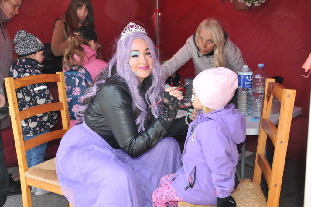 Kad pie bērnu sejiņu izkrāsošanas ķērās burvju feja jeb Valkas novada pašvaldības Juridiskās nodaļas vadītāja Ieva Bērziņa, mazie atplauka smaidā un bija laimīgi. 
Autors: FOTO: INGA KARPOVA