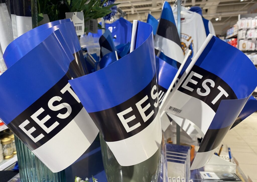 Igauņiem februāris ir svētku mēnesis, jo 24. februārī tiek svinēta valsts proklamēšanas gadadiena. Lai iegādātos tikai igauņiem raksturīgus suvenīrus valsts karoga krāsās, būs jādodas uz robežai tuvāko igauņu lielveikalu “Selver”.