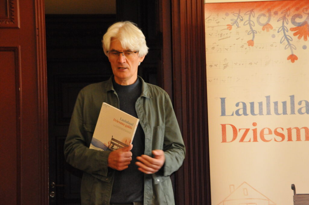 Kapelas “Hāgenskalna muzikanti” dibinātājs un vadītājs Ilmārs Pumpurs ir viens no tiem, kurš aktīvi piedalījās latviešu un igauņu grāmatas “Dziesmu galds” veidošanā.