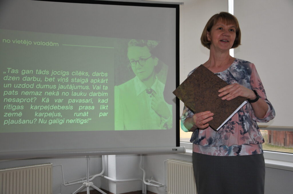 Valkas novada Centrālās bibliotēkas vecākā bibliotekāre novadpētniecības darbā Jana Čākure dalās ar pierakstītajām Elgas Kagaines klasesbiedrenes Judītes Gudrītes atmiņām.

Autors: INGA KARPOVA