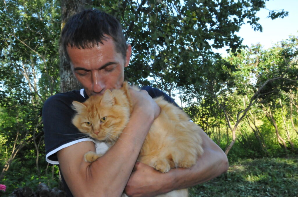 Alitas dzīvesbiedrs Gatis Zīriņš arī ir liels dzīvniekmīlis. No Valkas dzīvnieku patversmes paņemtais rudais Garfīlds ir liels kurmju un peļu junkurs.