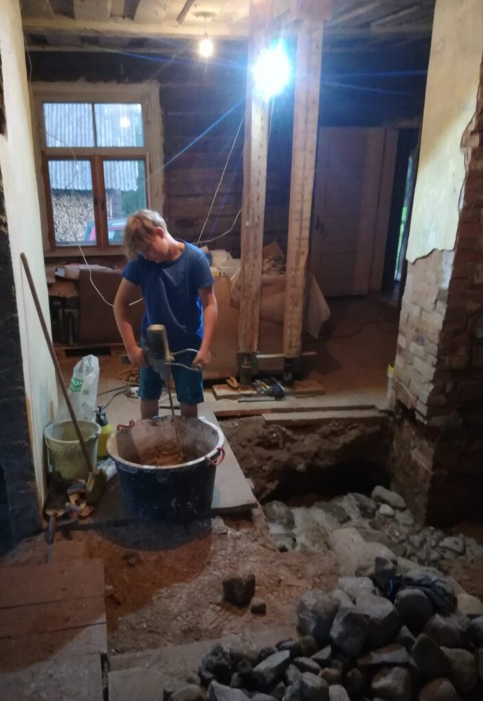 Lai jaunajai krāsnij uzmūrētu pamatu no laukakmeņiem, Kulbergu ģimenes jaunākā atvase – dēls Kārlis – ir atbildīgs par mūrjavas jaukšanu.

Autors: FOTO: NO PERSONĪGĀ ARHĪVA