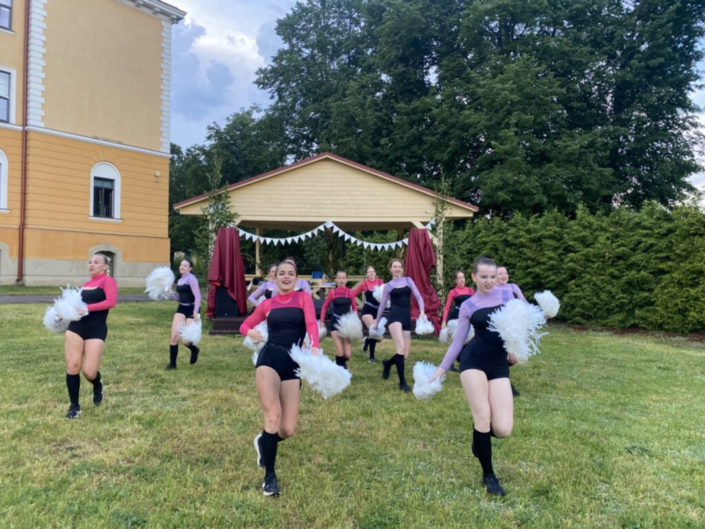 Lai jautri un atraktīvi nosvinētu 2023./2024. mācību gada noslēgumu, aizvadītās ceturtdienas, 30. maija, pievakarē Valkas Jāņa Cimzes ģimnāzijas pagalmā Raiņa ielā pirmo reizi notika Dārza svētki. Tiem savu enerģijas un sportisko lādiņu piešķīra Alises Jūgas vadītā karsējmeiteņu komanda “Cheer Valka”.