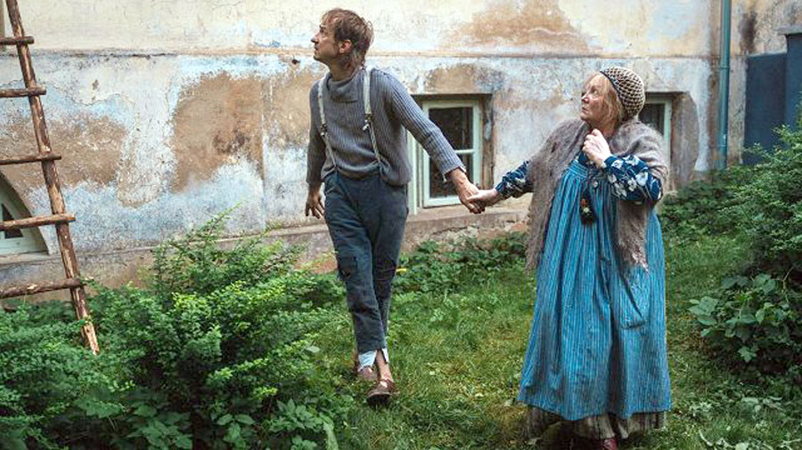 Kolorīto muižas iemītnieku Arnīša un Priedenes lomās iejutušies aktieri Kaspars Znotiņš un Lāsma Kugrēna.