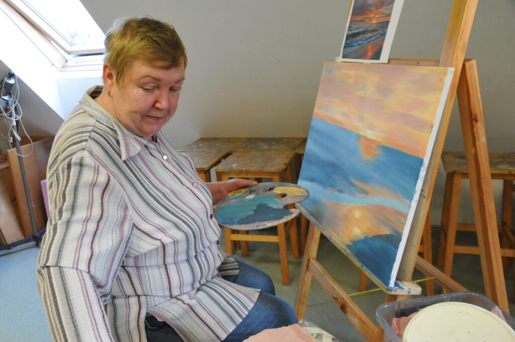 Glezniecības studijas dalībnieci Lūciju Leli valcēnieši pazīst kā zobārsti. Taču, izrādās, viņa katru nedēļu trešdienās apmeklē gleznošanas nodarbības un skaisti glezno.