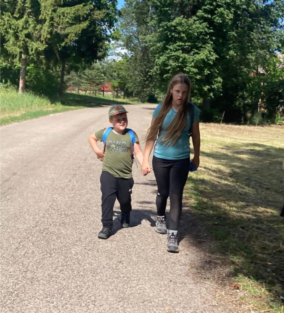 Vecākā māsa Rūta Evelīna ar brāli Rūdolfu roku rokā pārvar 15,2 kilometrus garo Viļakas posmu.