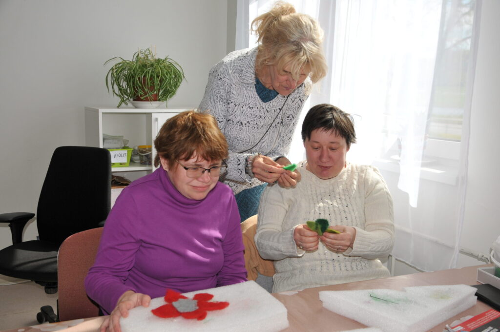 Lai arī sākums bija sarežģīts un bagāts ar izaicinājumiem, Lienīte iemācījusies veiksmīgi un sirsnīgi sadarboties ar biedrības “Latvijas Sarkanais Krusts” Vidzemes reģiona Valkas dienas aprūpes centra klientiem.