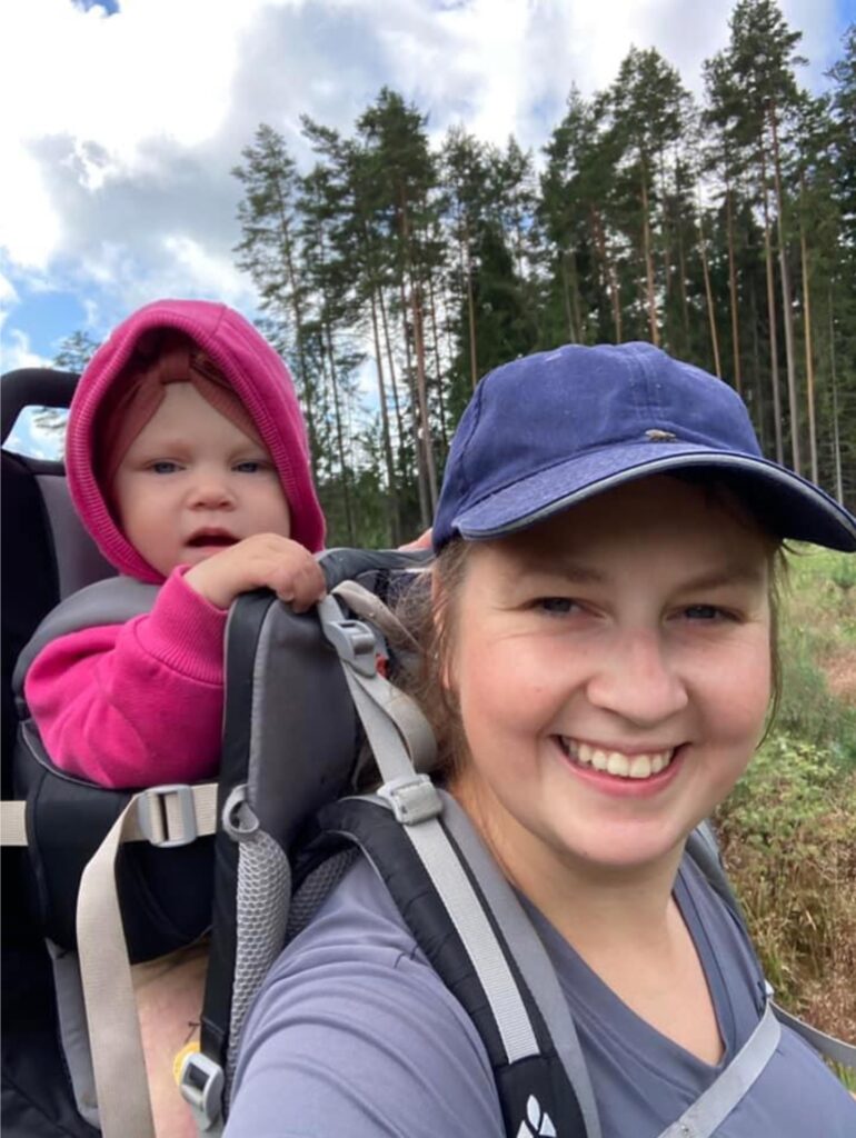 Gadu un četrus mēnešus vecā Rasa, gluži kā karaliene sēžot savā tronī mammai uz muguras, izbauda garos pārgājienus.