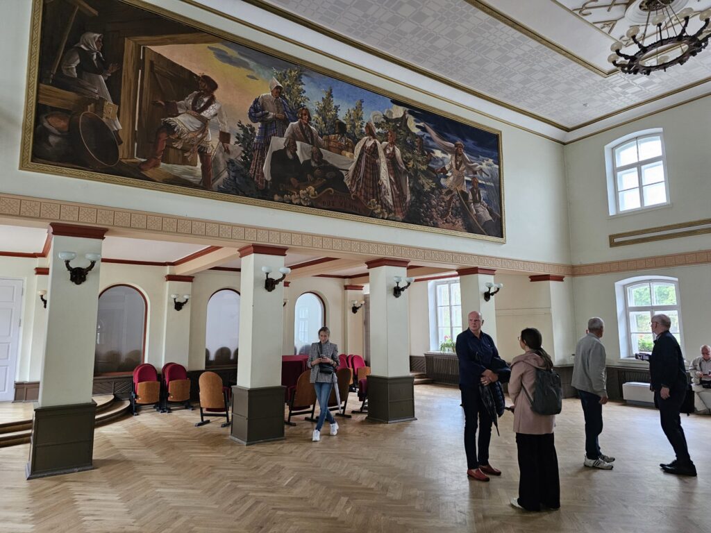 Kādreizējais Līgatnes papīrfabrikas klubs, tagadējais Līgatnes kultūras nams, kas celts 1897. gadā, 1944. gadā tika sabombardēts. Atjaunots 1950. gadā. Tas pārsteidz ar latviskiem ornamentiem un diviem panno “Uguns un nakts” un “Pūt, vējiņi!”.