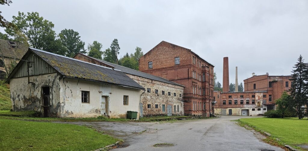 Līgatnes papīrfabrikas skursteņi vairs nekūp. Teritorija ir iežogota un slēgta, bet katru sestdienu jaunie īpašnieki interesentiem ļauj doties maksas ekskursijā.