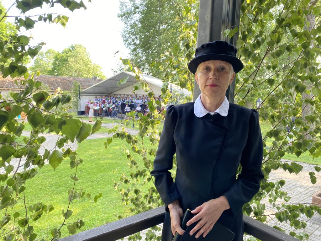 Pasākumu vadīja nozīmīgs cilvēks Jāņa Cimzes dzīvē – māsa Kristīne. Tās tēlā bija iejutusies Valkas novadpētniecības muzeja ilggadējā darbiniece un Cimzes dzīves gaitu zinātāja Ligita Drubiņa.