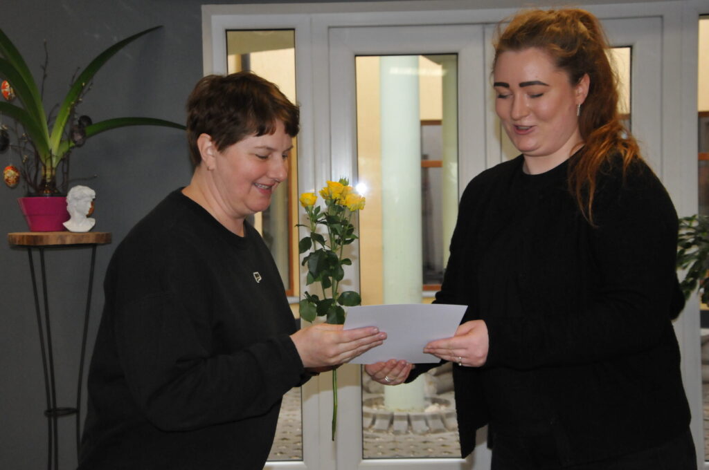 Valkas novada vides un reklāmas dizaina speciāliste Madara Birča (no labās) par atbalstu ieceres īstenošanā saka paldies Valkas mākslas skolas direktores vietniecei mācību darbā Guntai Pavārniekai.