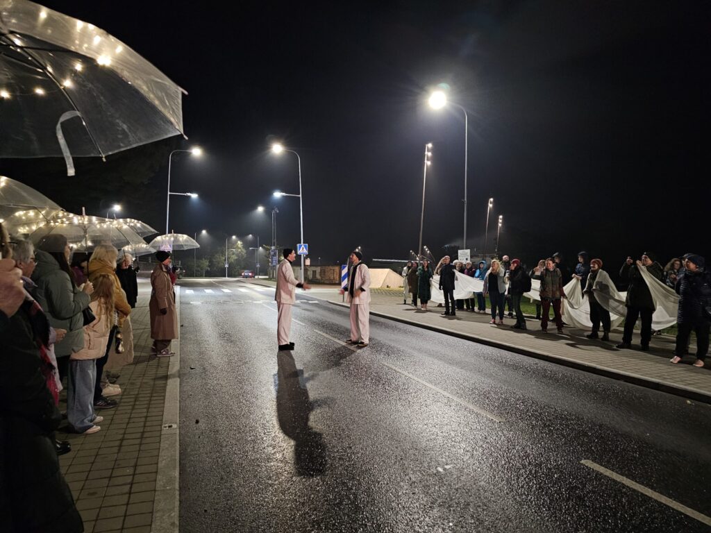Lai latviešu skatītāji nokļūtu Igaunijas pusē Valgā, bet igauņi – Valkā, notika latviešu aktiera Artūra Putniņa (no kreisās) un igauņu aktiera Agura Seima dižošanās un kopīga deju soļu izrādīšana no pazīstamās latviešu tautas dejas “Cūkas driķos”. Izrādās, ka arī igauņiem ir līdzīgi deju soļi.
