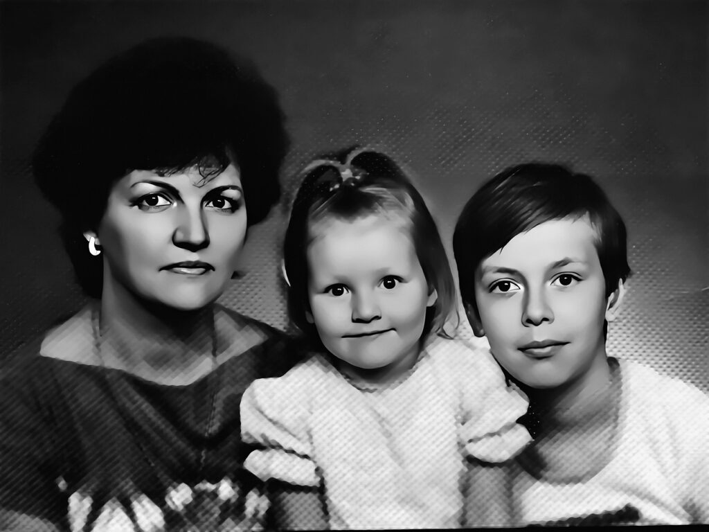 Dziedātāja Māra Krievkalne kopā ar meitiņu Agnesi un krustdēlu Kristapu Krievkalnu. Kristaps ir dziedātājas māsas Kristīnes dēls.