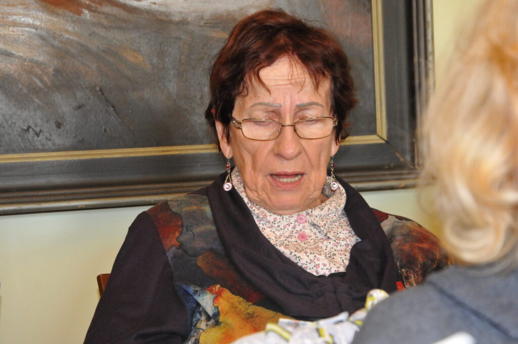 Valkas dziesmu draugu kopas “Nāburgi” vadītāja Mārīte Magone atzīst, ka jaunā grāmata būs palīgs igauņu dziesmu apguvē.