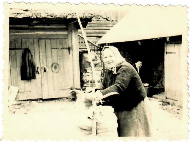 Elgas Kagaines mamma Marta ar riteni un karpeļmaisu uz tā Beverīnas ielas mājas pagalmā Valkā.

Autors: NO ANITAS ANITĪNAS ĢIMENES ARHĪVA