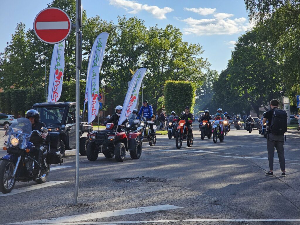 Viena no svētku gājiena “odziņām” – motocikli, seni un ekskluzīvi auto. 
Autors: FOTO: LĪGA ORLEANA
