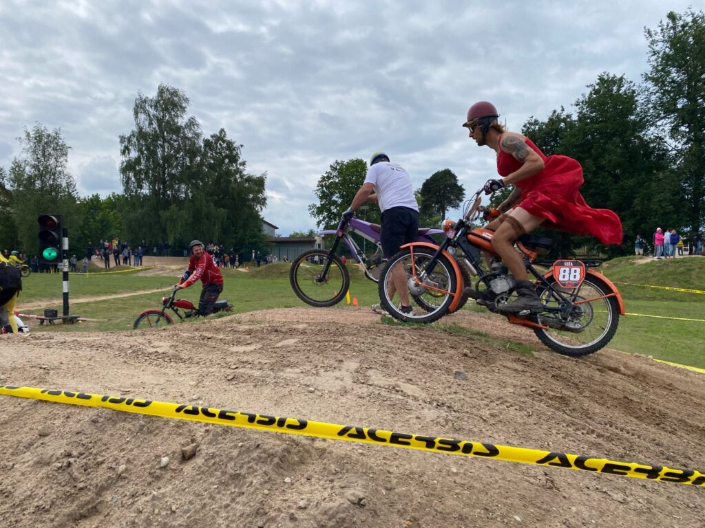 Tas bija vesels šovs – sacensību “Zelta mopēds” dalībnieks braucienu uzsāka visnotaļ izaicinošā apģērbā, bet pabeidza bez sarkanās kleitas, jo to ierāva ķēdē. 
Autors: FOTO: INGA KARPOVA