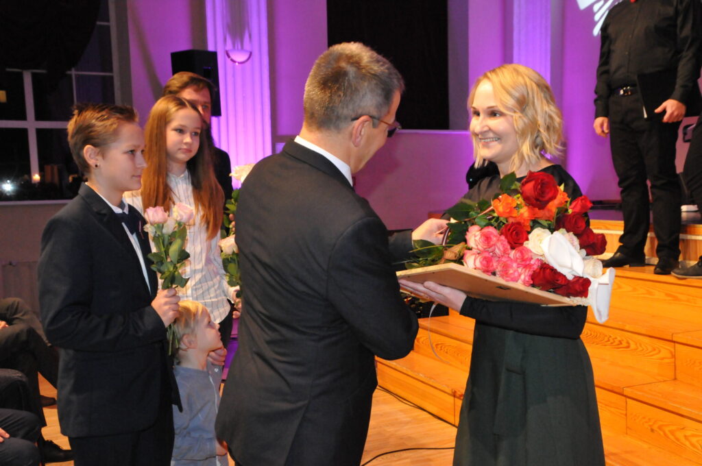 Jauka un radoša – tāda ir skolotāja Ilze Kalniņa. Viņu sveic ģimene un Valkas novada pašvaldības izpilddirektors Valdis Šaicāns.