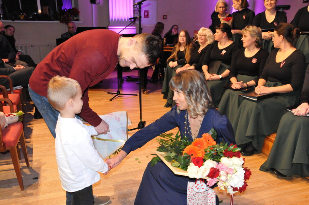 Vieglatlētikas treneres Lijas Krūkliņas vārds saistībā ar jauno sportistu sasniegumiem izskan regulāri. Svētku dienā viņu sveic dēls Aivis un mazdēliņš Jurģis.