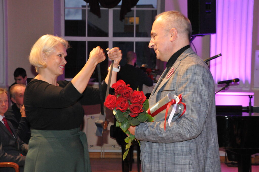 Sveicot J. Cimzes Valkas mūzikas skolas un amatiermākslas kolektīvu koncertmeistaru Andri Niklaviču, kolēģei Lolitai Mednei bija kas īpašs sakāms.