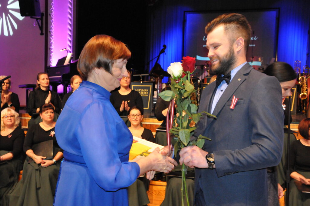 Kristaps Sula sveic vijciemieti Loniju Kurpnieci par Vijciema pagasta kultūras un vēstures vērtību saglabāšanu.