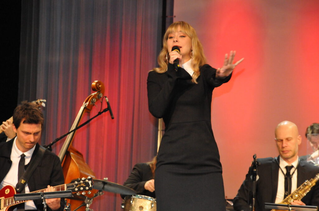 Svētku koncertā kopā ar Latvijas Radio bigbendu uzstājās soliste Paula Saija.