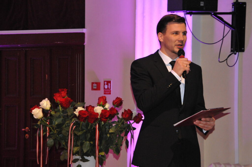 Svinīgo pasākumu vadīja Latvijas Nacionālā teātra aktieris un izcilas balss īpašnieks Raimonds Celms.