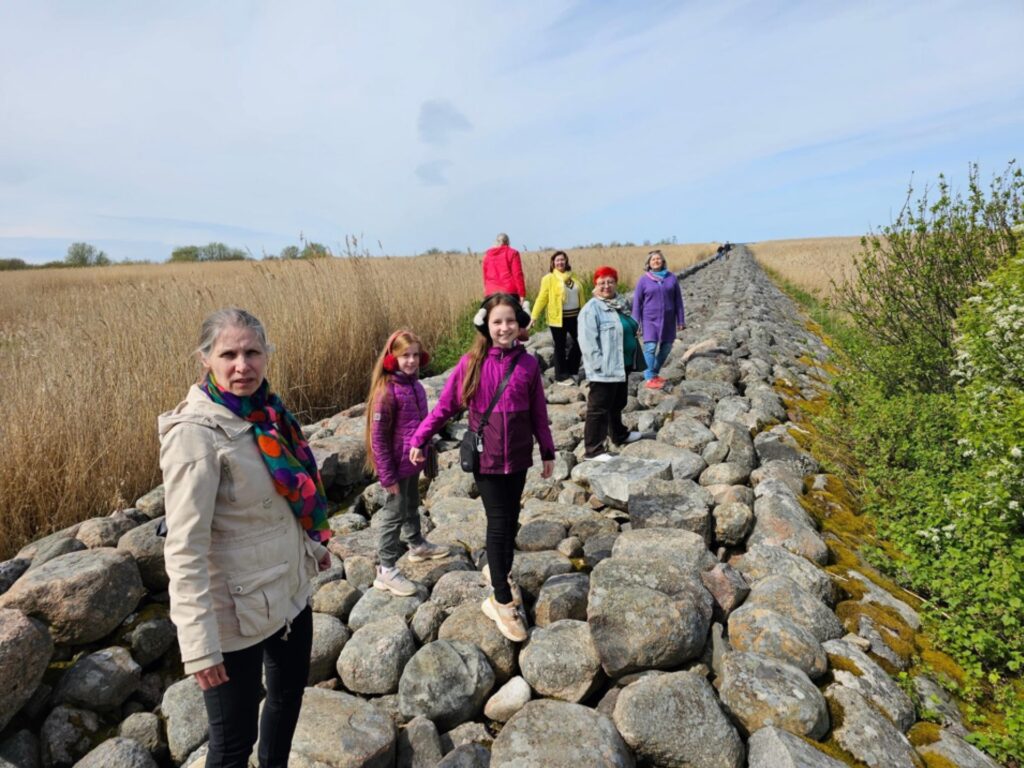 Ieraugot akmeņaino Ainažu molu, nekas cits neatliek, kā sevi motivēt iet un uzmanīgi skatīties, kur likt kāju. Vietām akmeņi ir ļodzīgi.