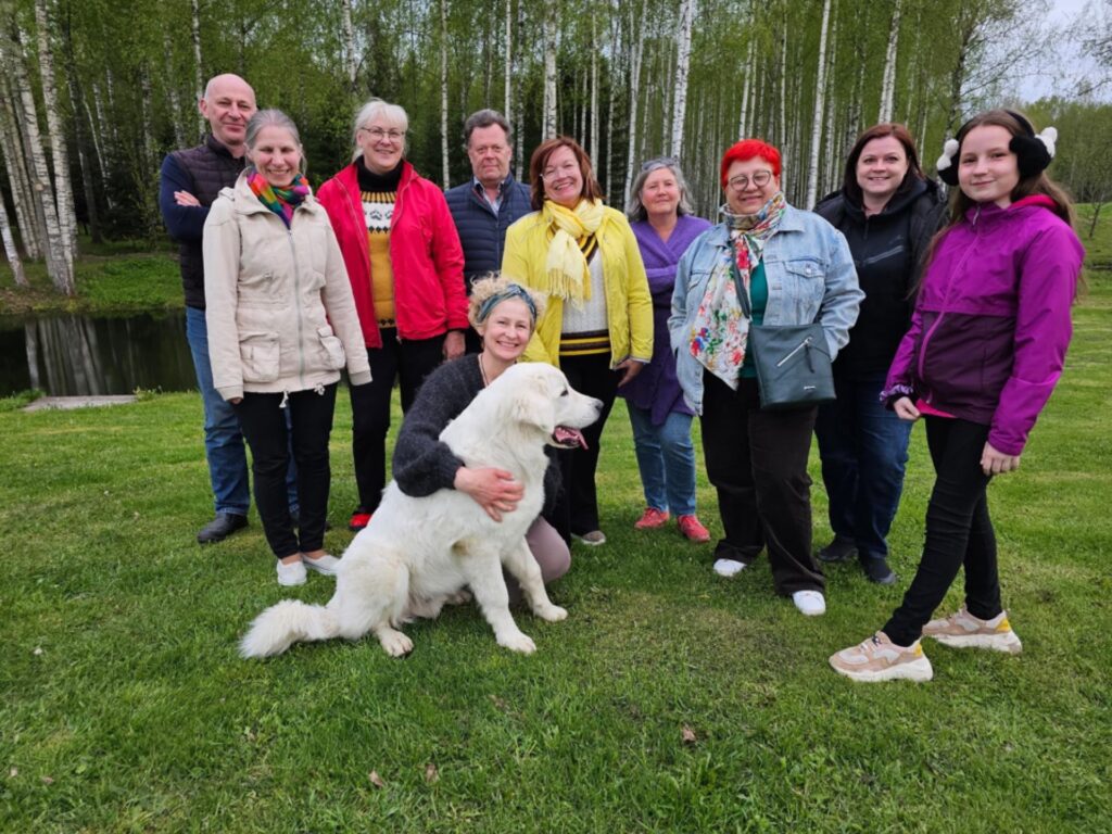 Atkal satikšanās prieks bijušās kolēģes Brigitas sakoptajā lauku īpašumā.