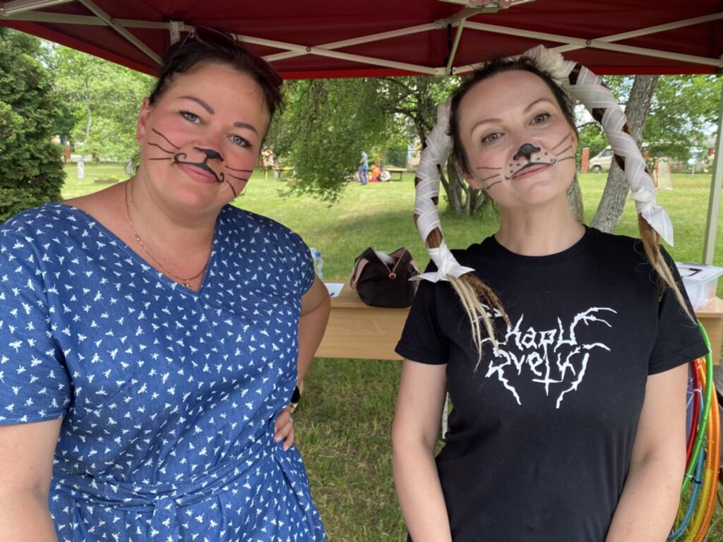 Par vasaras brīvlaiku priecājas ne tikai skolēni, bet arī skolotāji. Tērpušās atraktīvos zaķeņu kostīmos, brīvlaiku sagaida skolotājas Zane Mīļā (no kreisās) un Anda Sīmane-Gudriniece. Viņas ir tās, kurām allaž ir jaunas idejas, ar tām aizraujot arī pārējos.