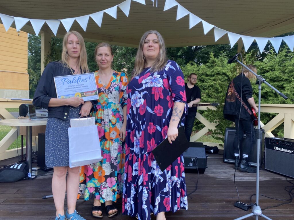 Valkas Jāņa Cimzes ģimnāzijas direktores vietniece Anda Kušķe (no labās) un direktores vietniece saimnieciskajos jautājumos Tatjana Rumjanceva zina, ka tiem, kuri skolas labā dara labas lietas, ir jāpasaka paldies. Šo paldies saņēma arī Pilsētas teritorijas apsaimniekošanas nodaļa – Labiekārtošanas nodaļas vadītāja – dārzniece Dace Kaņepe.