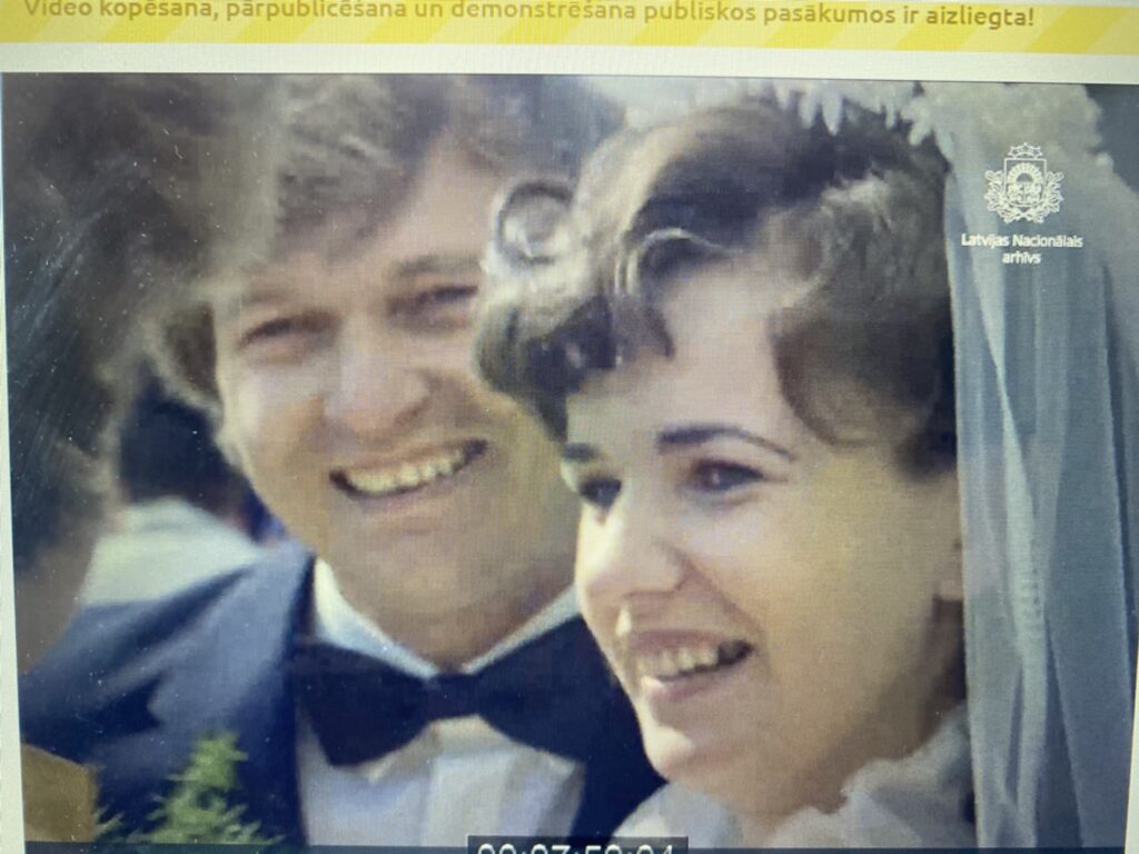 Robežas, kas mākslīgi šķīrušas kaimiņtautas, nevar būt mūžīgas. Tām viegli tiek pāri patiesas draudzības un mīlestības jūtas. Arī starp latviešu puisi un igauņu meiteni,” par valcēnieša Pētera Vaivoda kāzām ar igauņu meiteni Leilu teikts 1984. gada uzņemtajos kinohronikas “Padomju Latvija” kadros Valkā, Semināra ielā, uz Latvijas – Igaunijas robežas. 
Autors: EKRĀNŠĀVIŅŠ NO 1984. GADĀ UZŅEMTĀS KINOHRONIKAS “PADOMJU LATVIJA”