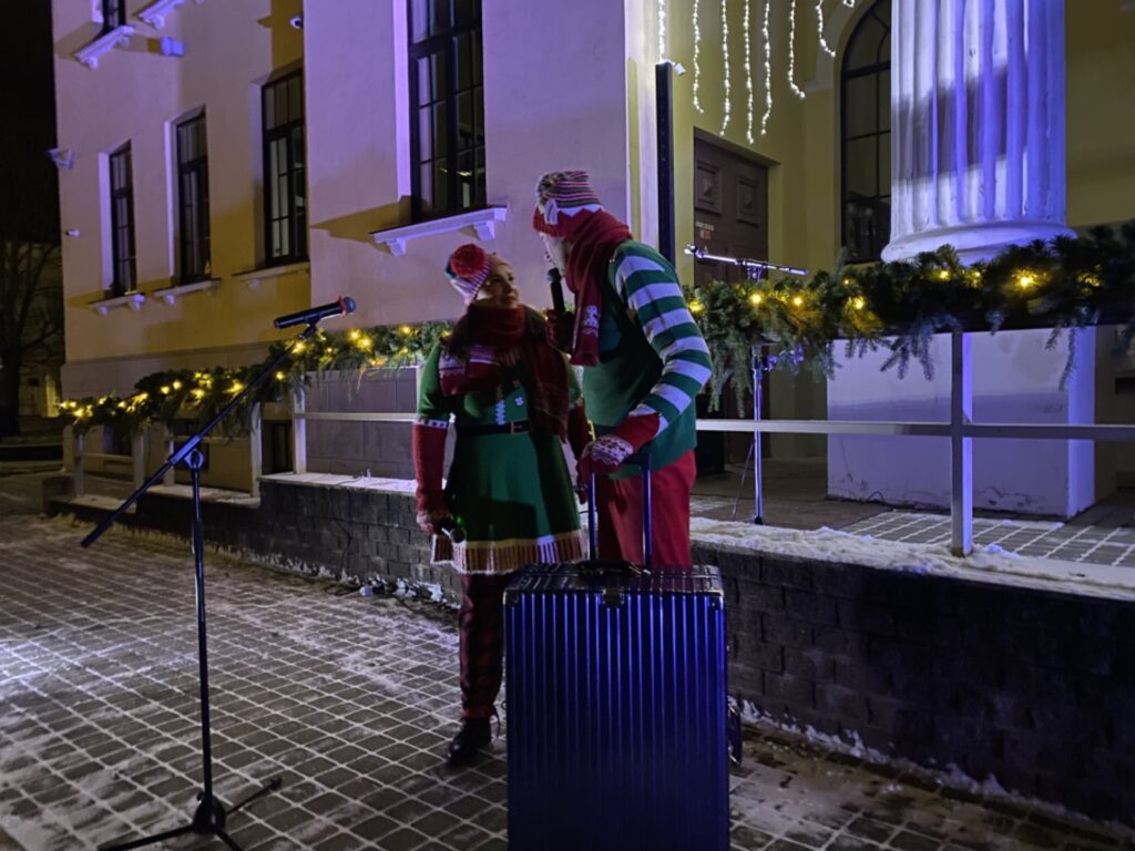 Kopā ar Valkas pilsētas iedzīvotājiem pilsētas galveno egli iededza Rūķi – Latvijā pazīstami mūziķi Atis Auzāns un Elizabete Zagorska.

Autors: FOTO: INGA KARPOVA