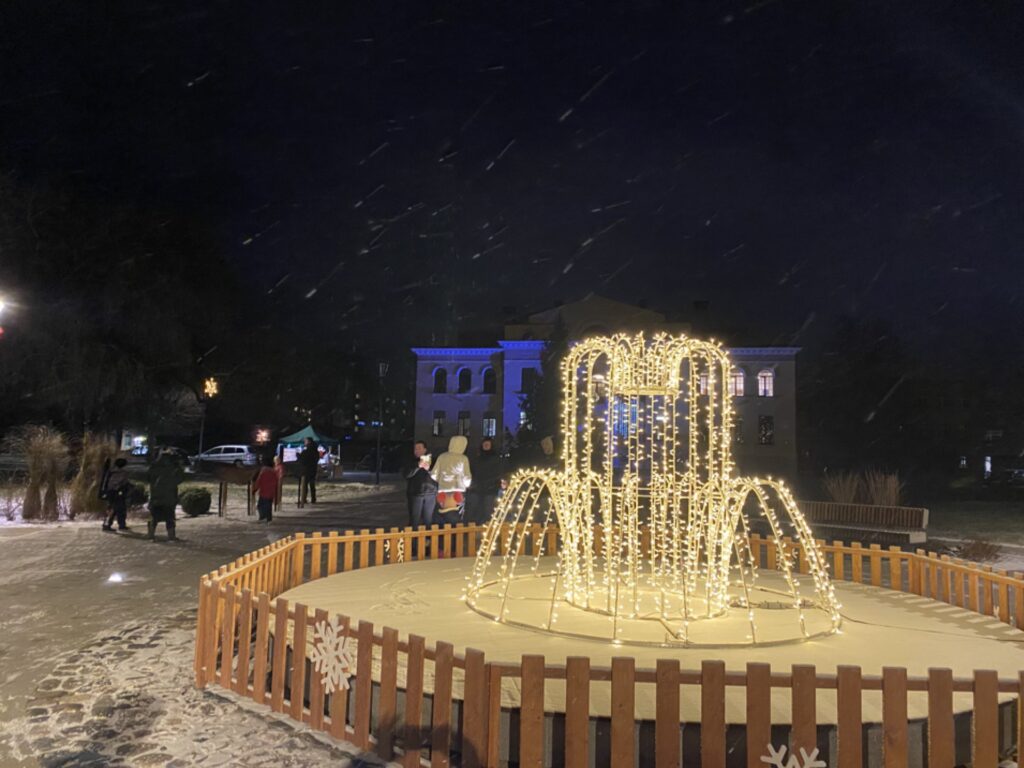 Valkā, Lugažu laukumā greznojas ne tikai svētku egle, bet arī gaismas strūklaka.

Autors: FOTO: INGA KARPOVA