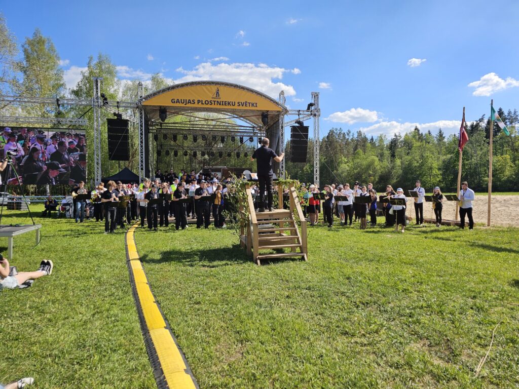 Gaujas pludmalē skaisti izskanēja Vidzemes novada pūtēju orķestru koncerts “Re, kur muzikanti spēlē”.