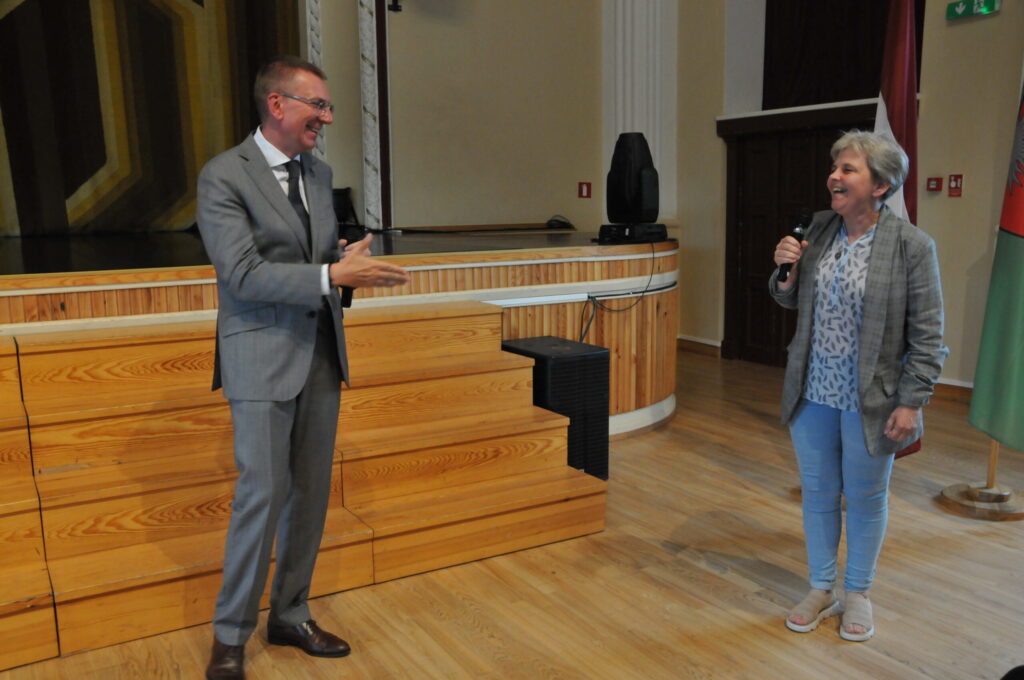 Tikšanās ar Valsts prezidentu Edgaru Rinkēviču Valkas Jāņa Cimzes ģimnāzijas skolotājai Vinetai Skutānei bija īpaša, jo tā notika viņas dzimšanas dienā. Prezidents jubilārei silti paspieda roku un uzklausīja viņas uzdotos jautājumus.
Autors: FOTO: INGA KARPOVA