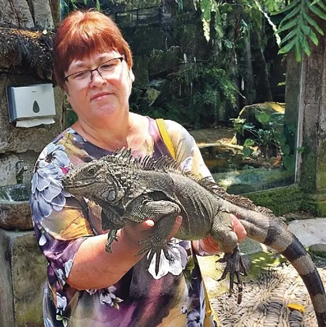 PUTNU PARKĀ var paturēt rokās dažādus putnus, blakus reptiļu parkā – reptiļus. Dzīvnieku kāds darbinieks tev vienkārši ieliek rokās, un tu turi.