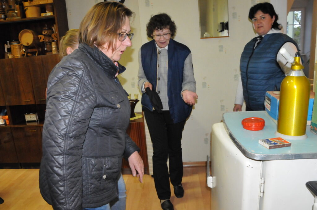 Daudzus Muzeju nakts apmeklētājus ieinteresēja Valkas novadpētniecības muzeja galvenās krājuma glabātājas Aijas Priedītes (vidu) stāstījums par tipiska padomju laika dzīvokļa iekārtojumu. Viņa demonstrē ledusskapi un tur atrodamos produktus – piena paku un buljona kubiņus.
Autors: Foto: Inga Karpova