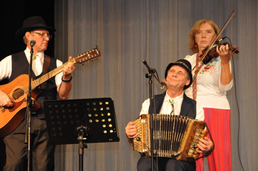 Igauņu foklkrupas “Palat Nr.7” mūziķi latviešu klausītāju sirdis iekaroja ar jestrām igauņu dziesmām par lāci un vārnu.